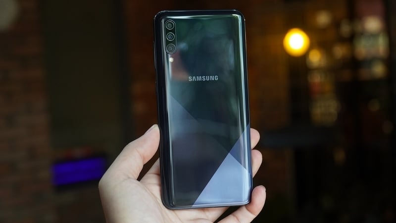 Với hơn 6 triệu đồng, người dùng nhận được gì từ Galaxy A30s?